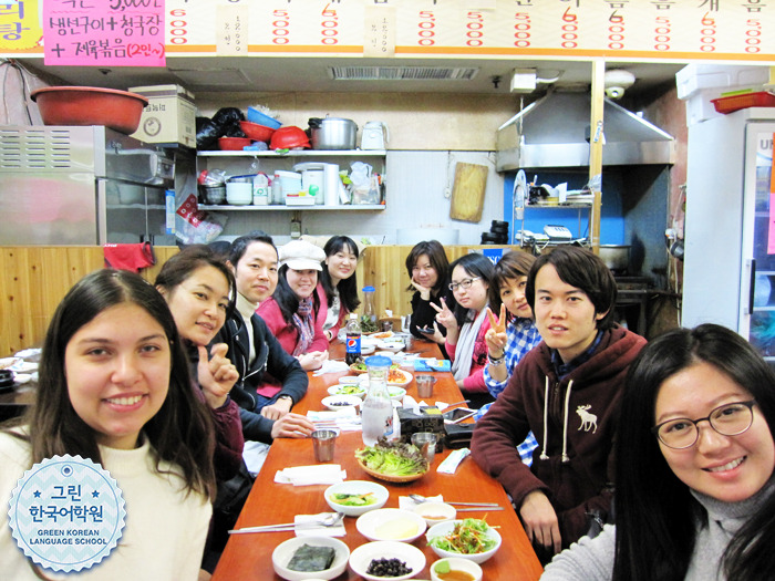 [With my friends] 교실 밖에서 친구와 함께 만나요~ 그리고 함께 식사해요.