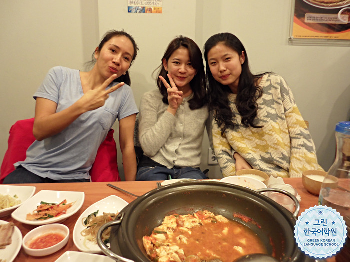 [With my friends] 교실 밖에서 친구와 함께 만나요~ 그리고 함께 식사해요.