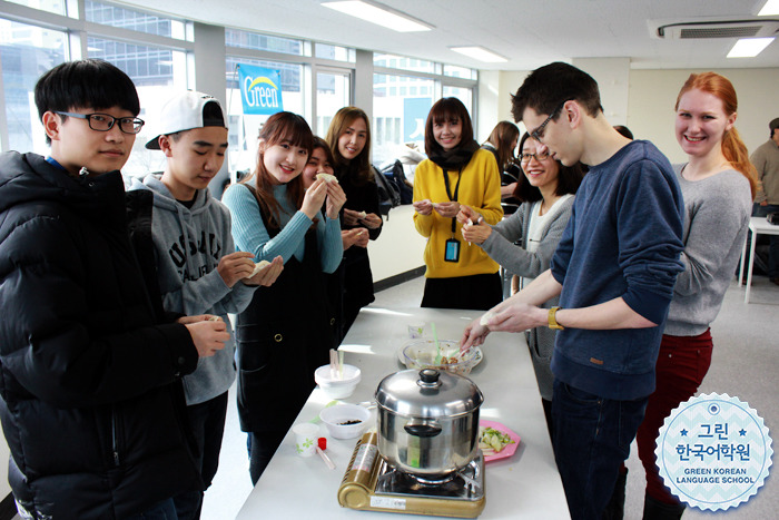 [Let's make Tteok Mandu guk] 학원에서 떡만두국을 만들어요~