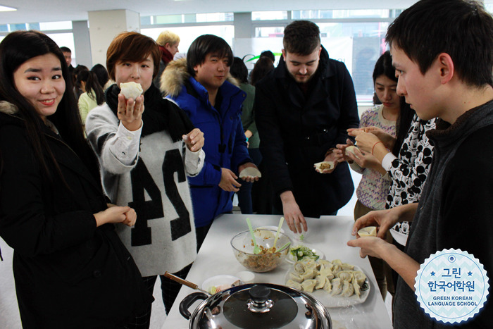 [Let's make Tteok Mandu guk] 학원에서 떡만두국을 만들어요~