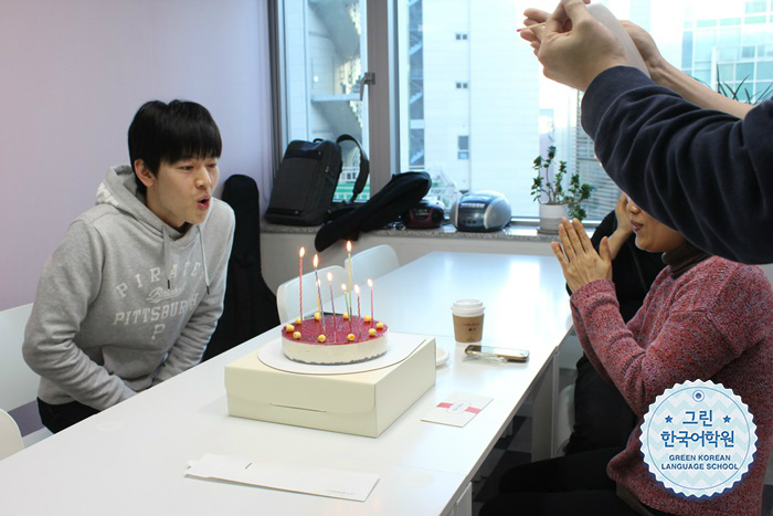 [Happy B-day EunHo] 한국어학원 전용 호스텔 직원 은호 씨, 생일 축하합니다!