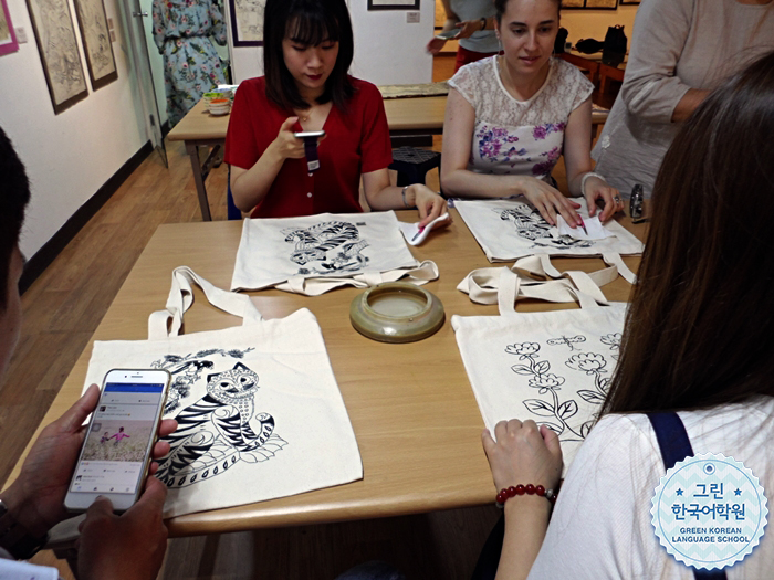 [Culture experience] Drawing folk painting